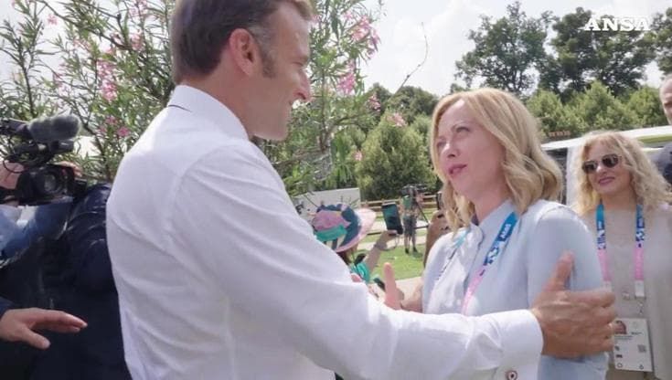 Parigi 2024, incontro a sorpresa Meloni-Macron a Versailles