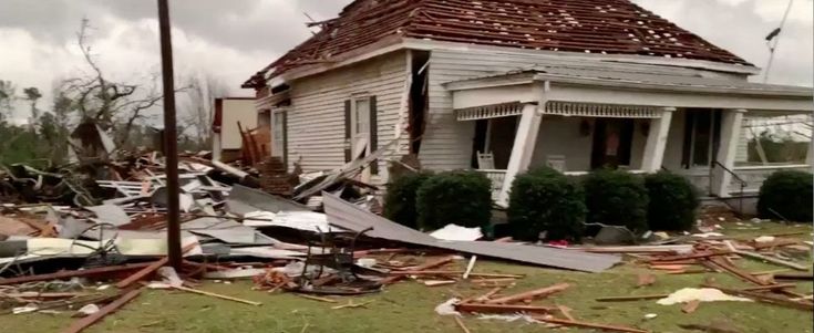 Tornado in Alabama, almeno 23 morti, anche bambini. Case devastate 