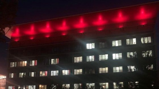 L'ospedale Papa Giovanni XXIII di Bergamo si illumina di rosso per festeggiare il millesimo trapianto di cuore