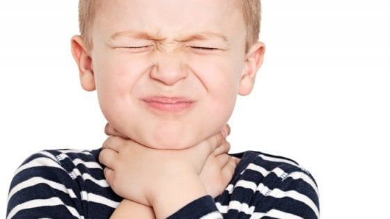 Mal di gola: ecco perché alcuni bambini ne soffrono più spesso