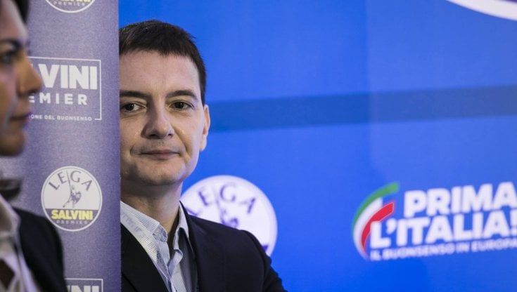 Caso Morisi, la perquisizione nella casa del festino: "Cocaina sui piatti e nascosta nei libri”