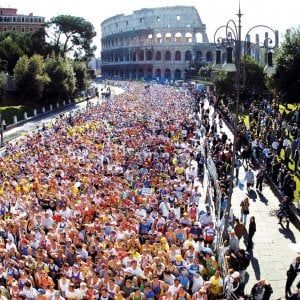 Maratona di Roma, i 5 Stelle contro Repubblica: "Le iscrizioni non sono crollate". Ma è il numero più basso degli ultimi 10 anni