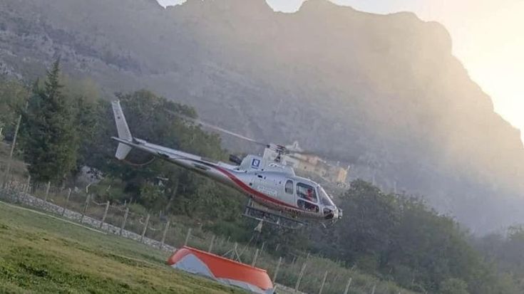 Incendio tra Positano e Vico Equense, impegnati elicotteri per spegnere le fiamme