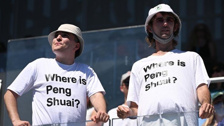 "Dov'è Peng Shuai?". Le magliette che imbarazzano l'Australian Open