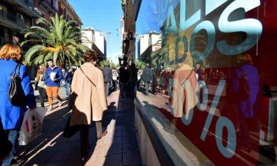 Ancora domenica shopping<br />i saldi adesso col segno pi&ugrave;