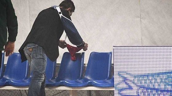 Basket, l'Olympiacos lascia il campo: e il presidente del Panathinaikos lascia in panchina slip rosa