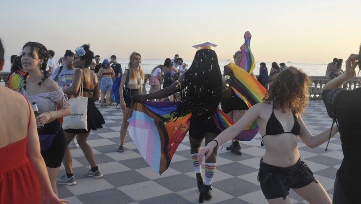 Livorno, in trentamila sfilano al Toscana Pride