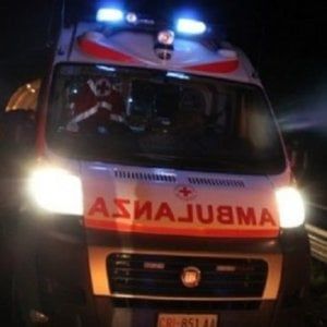 Milano, follia nella notte: si lanciano col paracadute da una gru, un ferito grave