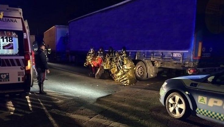 Sette giovani profughi afghani trovati in un Tir e soccorsi, quattro sono minorenni