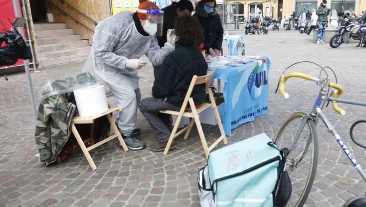 Bologna, i rider tra un tampone e una consegna