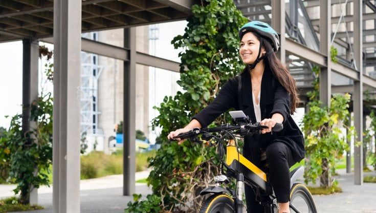 Dagli e-scooter alle e-bike, la mobilità elettrica su due ruote produce meno CO2 se di proprietà