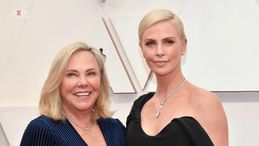 Oscar 2020 con la mamma: da Charlize Theron a Keanu Reeves il red carpet è in famiglia