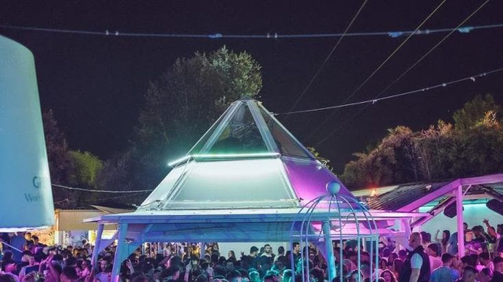 Bufera social sui cartelli in disco ma le foto spariscono dalla Rete