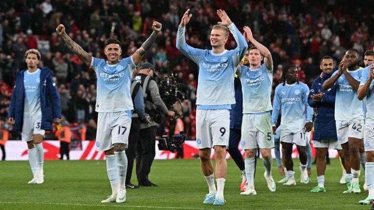 Manchester City più forte delle contestazioni, Maresca vince a Liverpool e resta in testa da solo