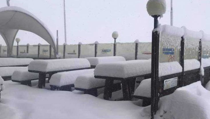 Meteo, prima neve abbondante in Valtellina. Maltempo nella Bergamasca: allagamenti e strade chiuse