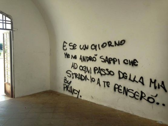 Zisa, i volontari ripuliscono le pareti del Castello scarabocchiate dai vandali