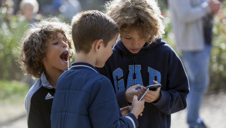 Cellulari e minori, una legge per vietarli a scuola e limitarne l'uso fino a 12 anni