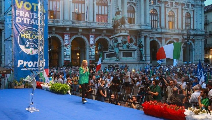 Militanti, curiosi  e molti pensionati. È il popolo di Meloni che sfida la sinistra