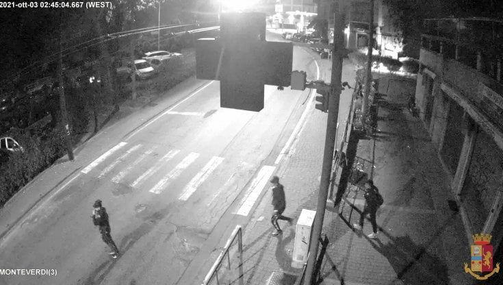 Baby-gang specializzata in furti in farmacie e negozi tra Liguria e Toscana, due arrestati
