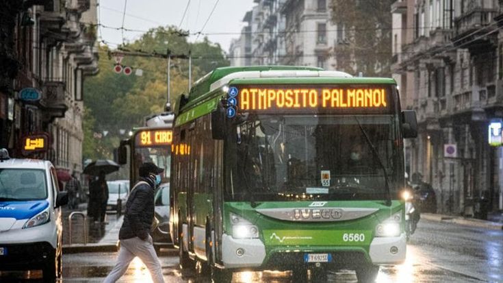 Mancano 350 autisti, a Milano altri tagli alle corse dei bus Atm. E i tranvieri sono in rivolta