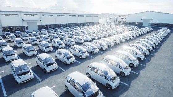 L'auto elettrica piace a tutti, ma pochi la comprano: preoccupano prezzo e autonomia
