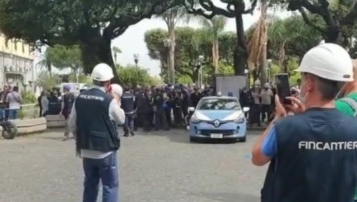 Castellammare, sit-in operai Fincantieri: "No alla stazione crocieristica"