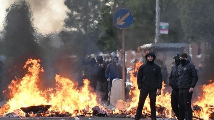 Regno Unito, rifugiato sudanese tenta di decapitare uomo a Belfast: esplodono proteste anti-migranti