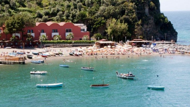 Vico Equense blinda le spiagge libere, accesso vietato ai non residenti