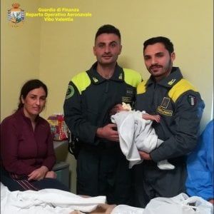 Migranti, in 51 su barca incagliata: li salvano i cittadini 
