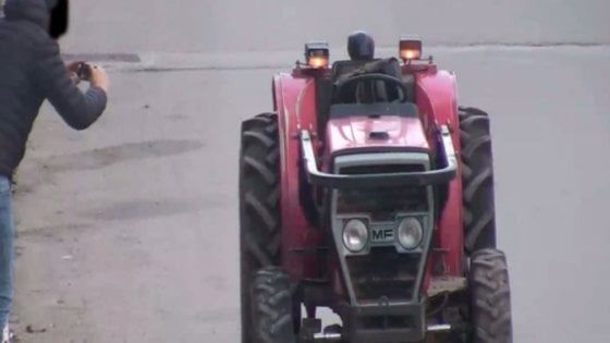 Foggia, rubavano trattori per rivenderli sui siti di annunci online: tre arrestati
