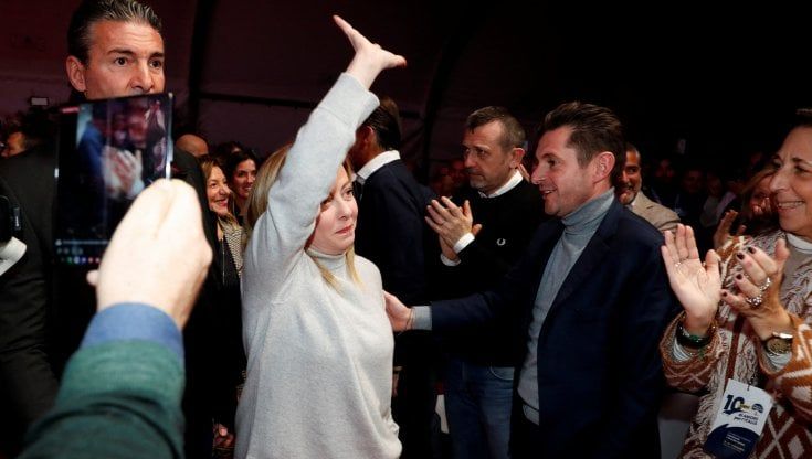 Meloni alla festa per il decennale di Fratelli d'Italia: "Stravolgeremo i pronostici sulla durata del governo". Fischi per Berlusconi