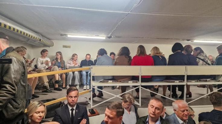 Lituania, tutti nei bunker per un’allerta droni: stop ai voli e politici evacuati