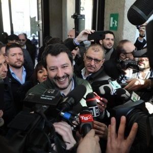 Salvini apre al Pd: "Spero disponibili a una via d'uscita per il Paese. Governo politico o voto". La replica dem: "Noi all'opposizione