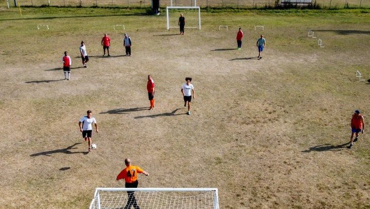 Qualcuno volò col pallone sulla fascia: i Diavoli Rossi, dai centri di salute mentale all'area di rigore