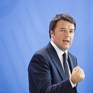 Primarie Pd, l'appello di Renzi: "Il 30 aprile si sceglie anche il candidato premier". Ma Orlando: "Regole cambiate in corsa"