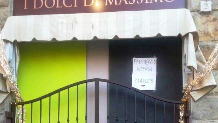 Parcheggio completo: l'ironia del proprietario dopo che l'auto ha sfondato la vetrina della pasticceria