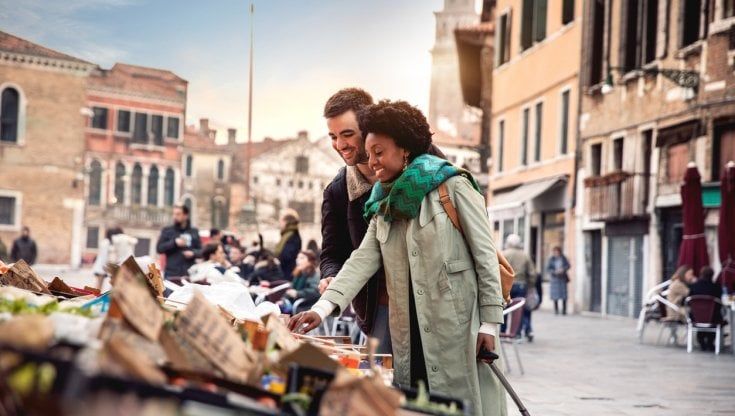 Consumi, la rivincita dei negozi: acquisti online in calo e si torna nei mercati