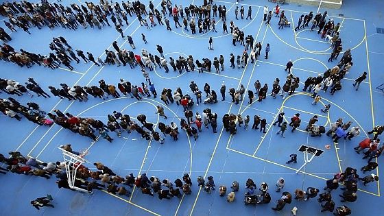 Spagna, Catalogna sfida Madrid: due milioni ai seggi, l'80,72 % ha detto s&igrave; all'indipendenza