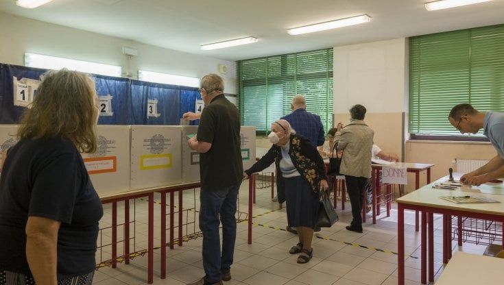 Affluenza Referendum bassa, alle 12 non arriva al 7%: quorum lontano. Verso il fallimento