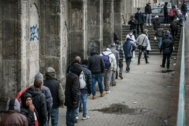 Coronavirus, la fila davanti alla mensa dei poveri del Carmine a Napoli