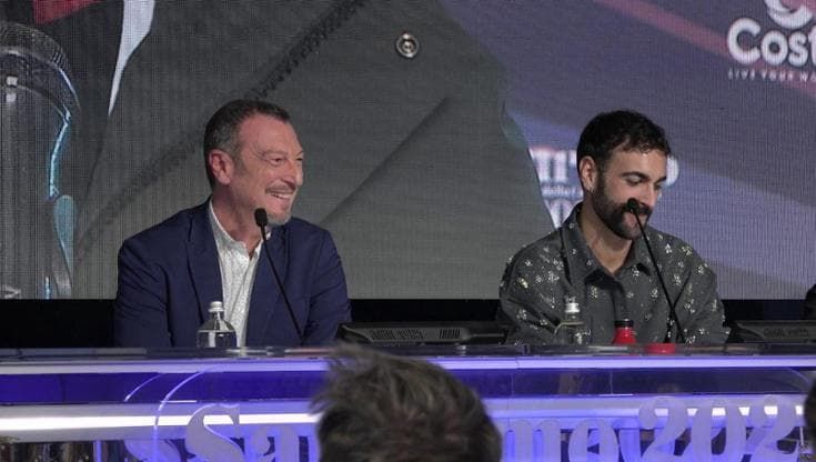 Amadeus e Mengoni cantano "Bella ciao" in conferenza stampa: "Siamo antifascisti"