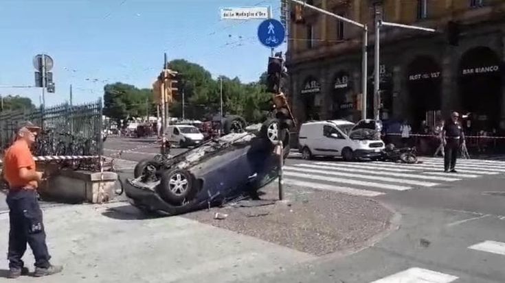 Incidente davanti alla stazione, strada chiusa e sei all’ospedale