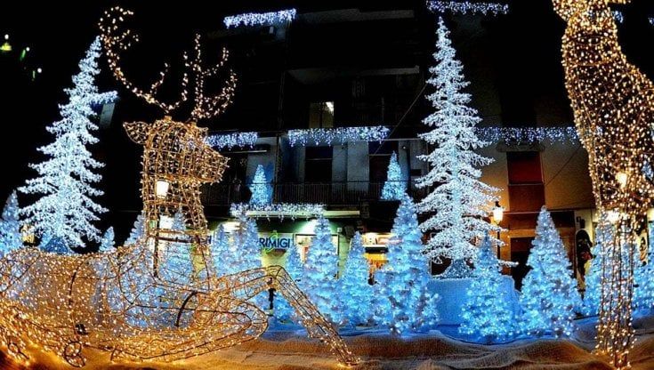 Aria di Natale a Salerno, inizia il montaggio delle Luci d'Artista
