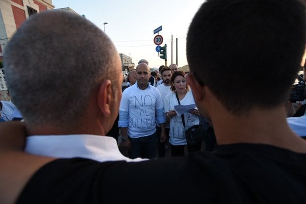 "No al bullismo": a Bari in piazza per il 15enne picchiato da coetanei 
