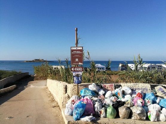 Siracusa, l'isola delle Correnti invasa da camper e rifiuti