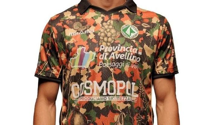 Il caciocavallo sulla maglia dell’Avellino: il marketing divide i tifosi. “Faremo ridere l’Italia”