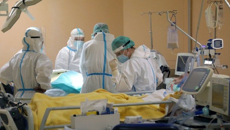 "Covid, il picco di ricoveri in Rianimazione a Bari intorno a metà aprile: ora sono dimezzati anche se tanti sono giovani"
