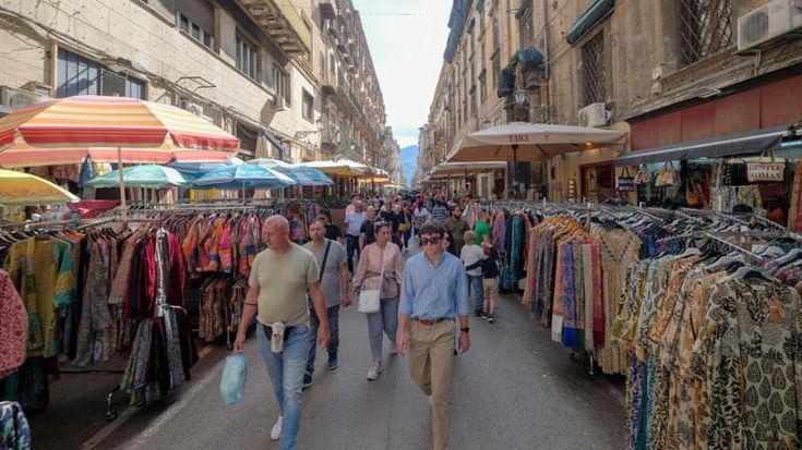 Commercio selvaggio nel centro storico, il Comune dice stop