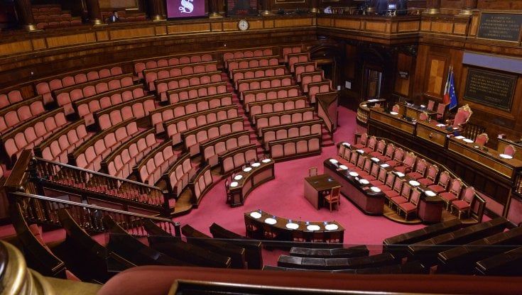 Parità di genere, FdI chiede lo scrutinio segreto e il Senato boccia il "linguaggio inclusivo". Pd insorge