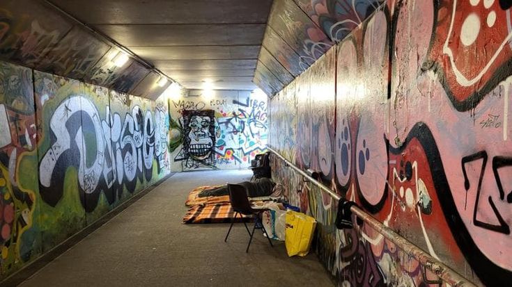 “Io e mio figlio Michael senza casa né lavoro viviamo in un sottopasso a Firenze”
